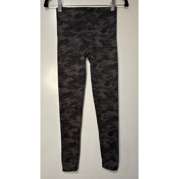 SPANX Look At Me Now Seamless Shapewear Gray Camo Cropped Leggings EUC - Picture 7 of 10